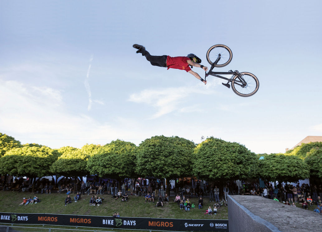 Der MTB-Dirtjump-Contest mit internationalen Top-Shots begeistert das Publikum in Solothurn.