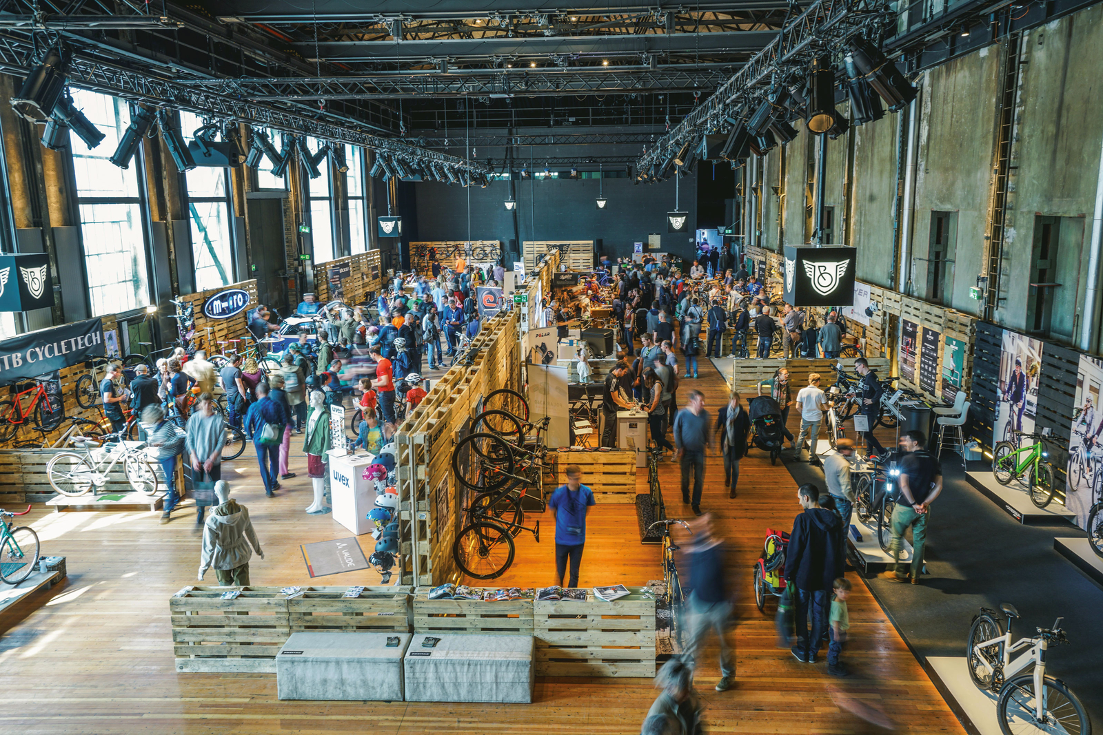 Die Expo ist das Herzstück der Urban Bike Days in Zürich. In der Halle und auf einem dieses Jahr noch grösseren Ausstellungsgelände werden Neuheiten rund um Bike und -Zubehör präsentiert.