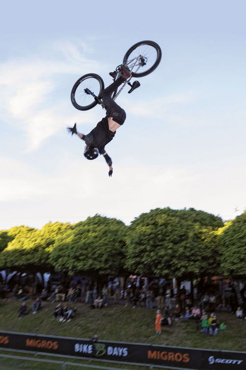 Der MTB-Dirtjump-Contest mit internationalen Top-Shots begeistert das Publikum in Solothurn.