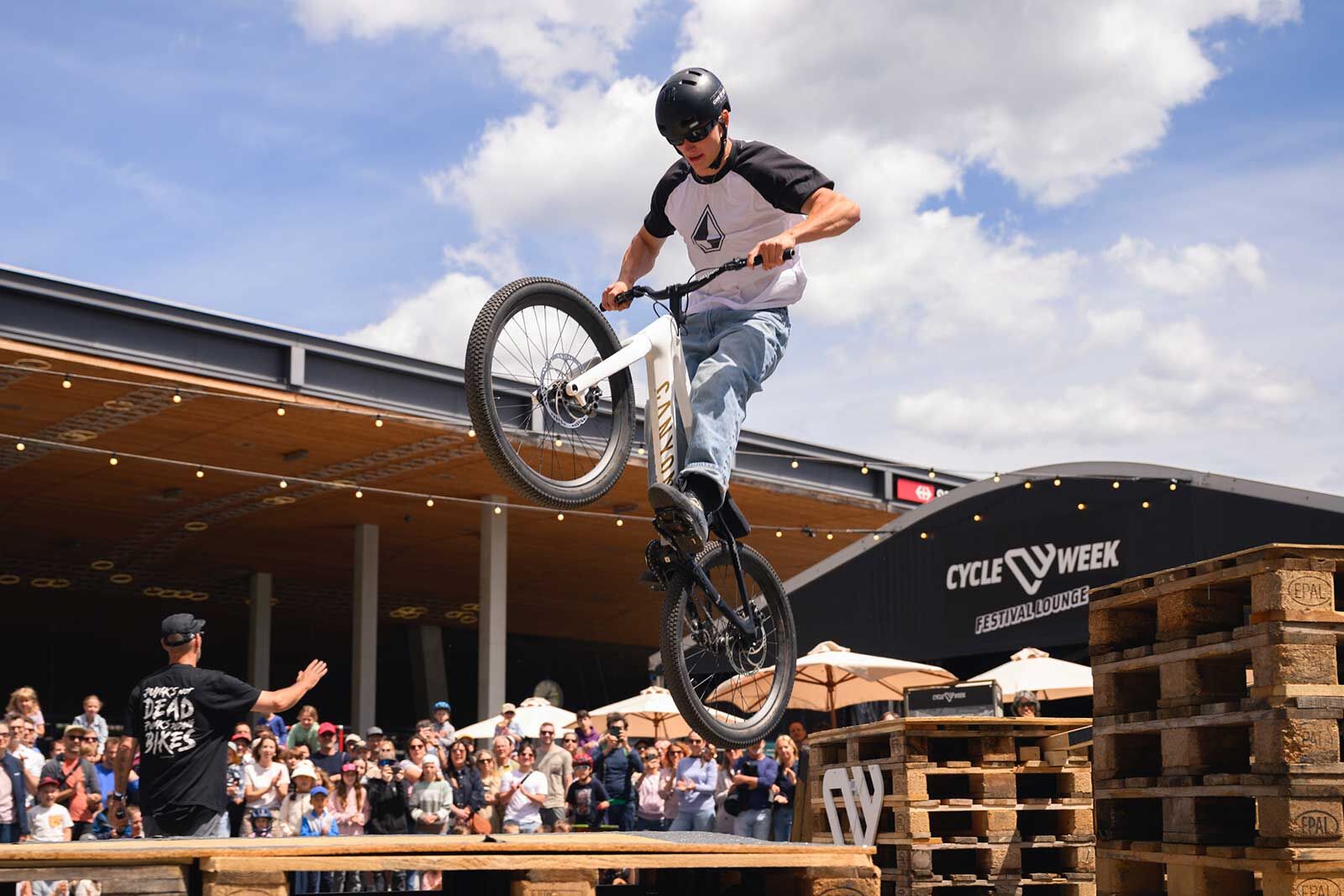 Bike-Shows ziehen das Publikum regelmässig in ihren Bann. Foto: Cycle Week / © Simon von Gunten