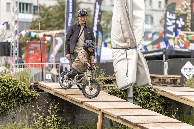Selbst die jüngsten Velofahrer können auf den vielfältigen Teststrecken ihre Fähigkeiten ausloten. Foto: Cycle Week / © Jagdzoom@Roman