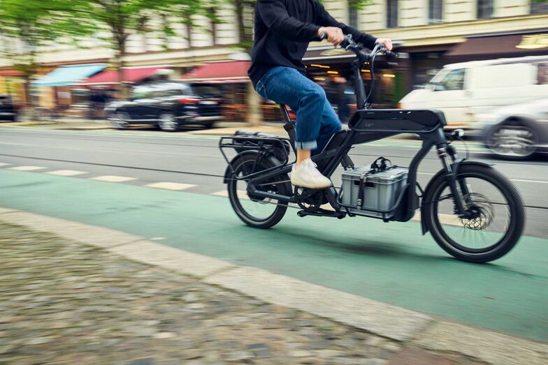 Das Ca Go CS200 Exklusive ist mehr als nur ein Lastenrad – vielmehr ist es ist ein urbanes Vehicle, mit dessen Hilfe die Lasten des Alltags mühelos bewältigt werden können. Mit seinem innovativen Design und praktischen Features bietet es sowohl Platz für Kindersitz, Getränkekisten und Einkäufe als auch ein angenehmes Fahrerlebnis. Das Triple Load Konzept ermöglicht vielseitigen Stauraum, während der tiefere Schwerpunkt für stabiles und sportliches Fahrverhalten sorgt.