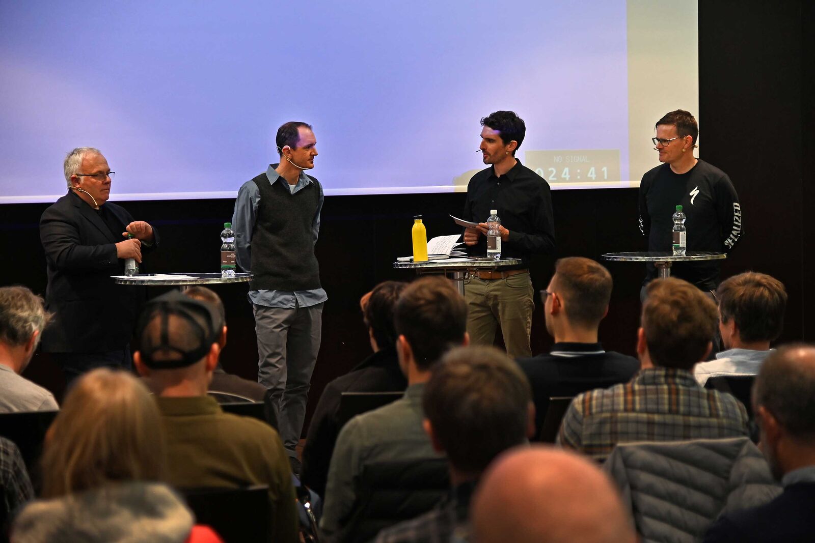 InfoTech-Forum mit den Branchengrössen (v.l.n.r) Beat Zaugg (CEO Scott), Urs Keller (CEO Trek), Moderator Christian Rocha und Matthias Klopfenstein (Market Leader Specialized). Foto: Corina Venzin.