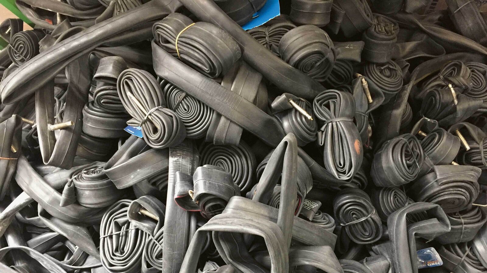 Gebrauchte, unsortierte Schläuche sind das Ausgangsmaterial für das Recycling.