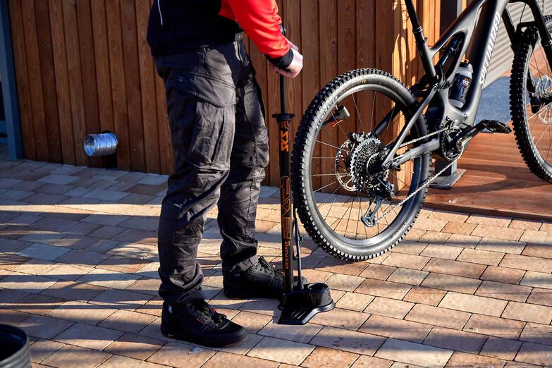 Optimal aufgepumpte Reifen sorgen nicht nur für weniger Rollwiderstand und mehr Fahrspass, sondern schont auch Material sowie Felgen. Mit einer Standpumpe mit Manometer, wie dem «Airkompressor Compact 10.0» von SKS Germany, lässt sich der Reifen nach den Vorgaben an der Reifenflanke richtig aufpumpen. Foto: www.sks-germany.com | pd-f