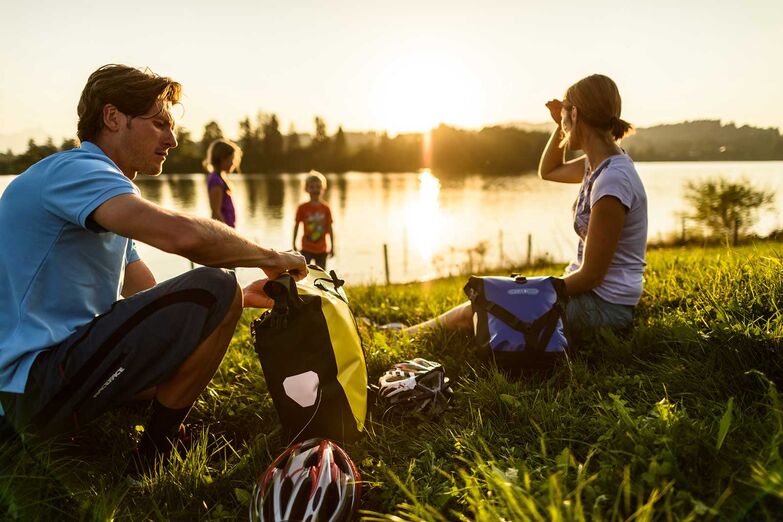 Eine praktische Velotasche wie zum Beispiel den «Back-Roller» von Ortlieb hält Snacks, Wasser und persönliche Dinge für die Pause zwischendurch sicher verstaut und ist schnell zur Hand. Foto: www.ortlieb.com | pd-f