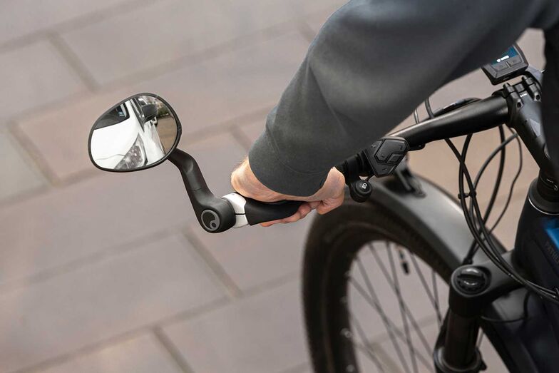 Ein Griff mit Rückspiegel wie der «RM Touring» von Ergon zeigt den rückwärtigen Verkehr, ohne dass man den Kopf drehen muss, und macht die Fahrt so spürbar entspannter. www.ergonbike.com | pd-f
