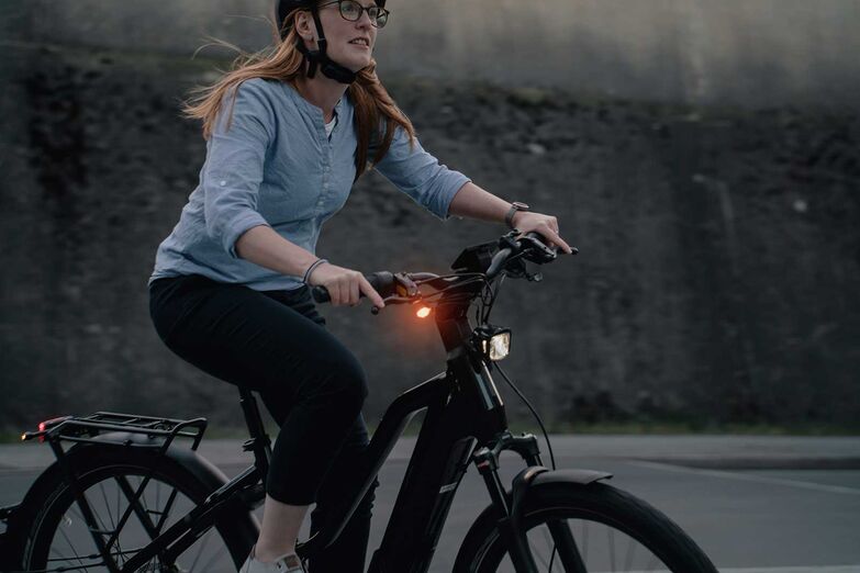 Zuverlässiges Licht am Velo sorgt dafür, dass man frühzeitig gesehen wird und auch bei Dämmerung oder Dunkelheit sicher ans Ziel kommt. Ein zusätzlicher Blinker wie der «Turntec» von Busch + Müller zeigt Richtungswechsel deutlich an und erhöht so die Sicherheit im Strassenverkehr für alle Beteiligten. Foto: www.bumm.de | pd-f