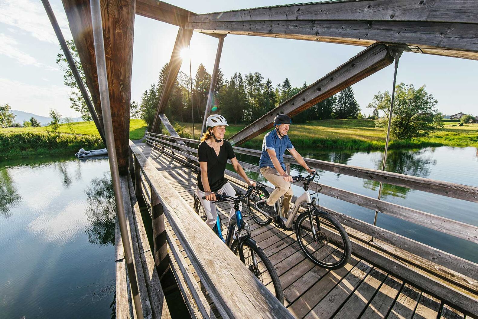 Eine Velotour entlang malerischer Landschaften macht gute Laurne und mit der sanften Unterstützung des E-Bikes geht's auch mühelos voran. Navigations-Apps, die speziell für Biker konzipiert sind, helfen bei der Routenplanung. Auch möglich: Systeme, die die Akku-Kapazität für die Tour ausrechnen, wie bei der Lösung von Fit E‑Bike. Foto: www.flyer-bikes.com | pd-f