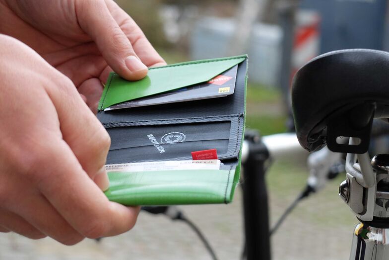 Passt in jede Tasche, ist unempfindlich gegen Feuchtigkeit, schick und nachhaltig: die Geldbörse «Patte» von Fahrer Berlin, hergestellt aus recycelter Lkw-Plane oder Boots-Persenning und Schlauchstücken. Foto: © www.fahrer-berlin.de / pd-f
