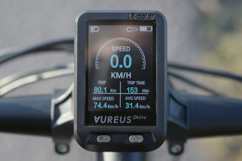 Gut ablesbares Farbdisplay mit allen wichtigen Fahr-, Motor-, Licht-, Temperatur- und Akku-Daten.
