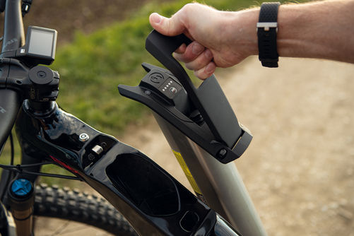 Praktisch: Akku und passende Öffung am Bike.