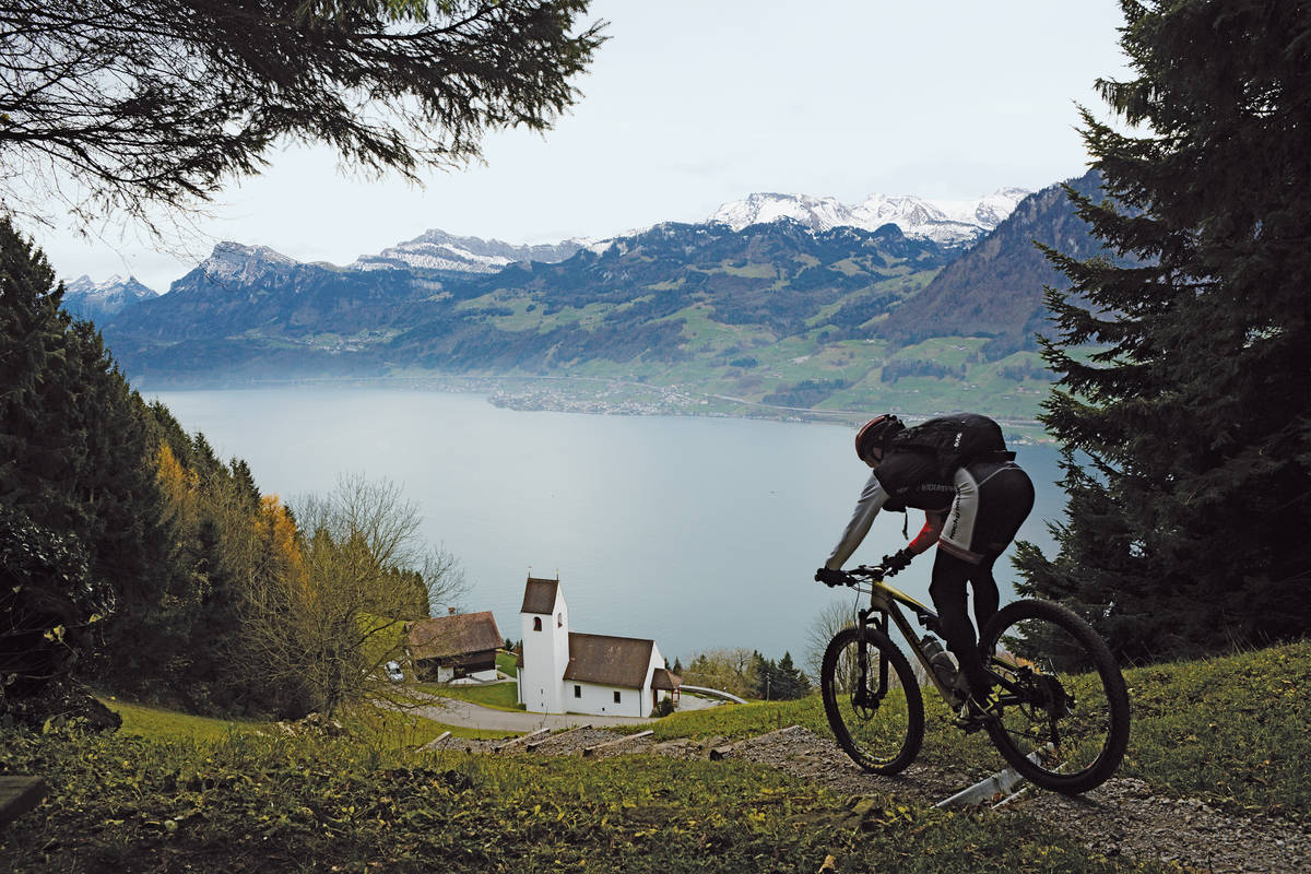 Stotzig geht’s hinunter, immer mit Blick auf den Vierwaldstättersee – und hier auf die Kapelle St. Jost