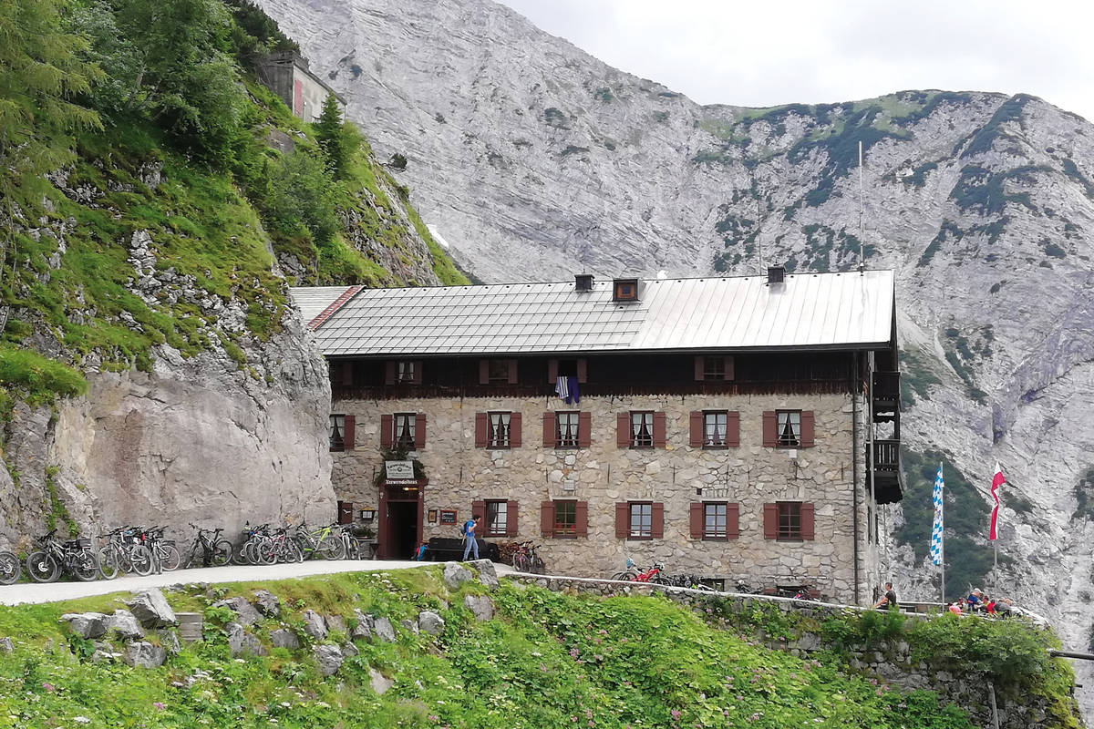 Unschwer zu erkennen, das 1908 erbaute Karwendelhaus, auf 1790 m ü. M., ein beliebter (E-)Biker-Halt.
