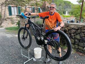Gastgeber Housi Beer ist der Mann für alles – selbst wenn‘s ums Putzen der E-Bikes geht.