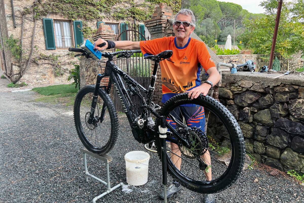 Gastgeber Housi Beer ist der Mann für alles – selbst wenn‘s ums Putzen der E-Bikes geht.