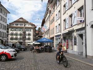 Die Altstadt, hier der Weinplatz, fasziniert mit ihren historischen Gebäuden, den Souvenirshops und Boutiquen.