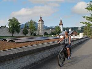 Die Museggmauer ist zwar nur 870 Meter lang, erinnert mit ihren neun Verteidigungstürmen aber doch ein wenig an die Chinesische Mauer.
