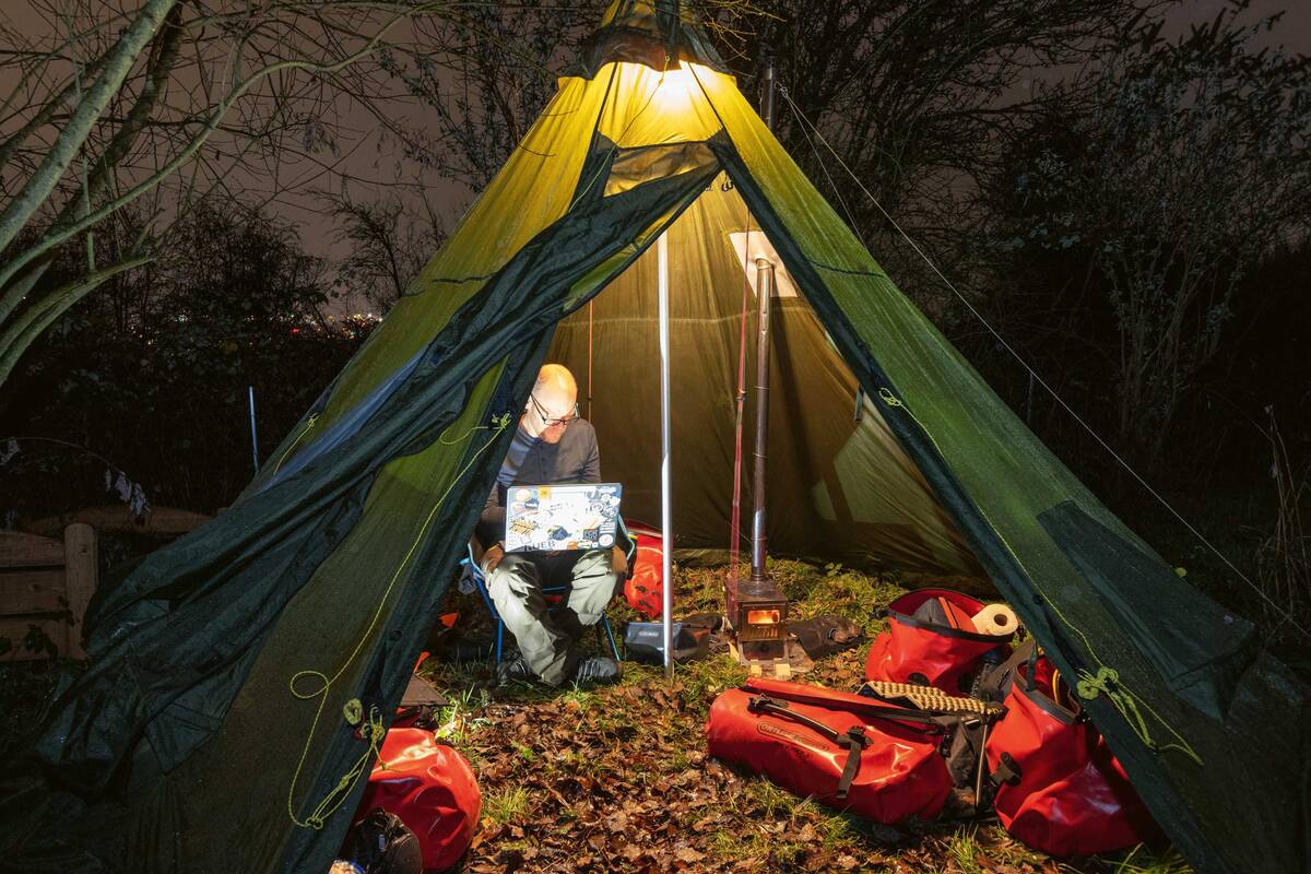 Draussen nieselt es bei 3 °C, drinnen herrscht mollige Wärme. Das Tipi und den Ofen aufzubauen ist jedoch zeitraubend und der Nutzwert kritisch. Es wurde deshalb durch ein leichtes Kuppelzelt ersetzt.