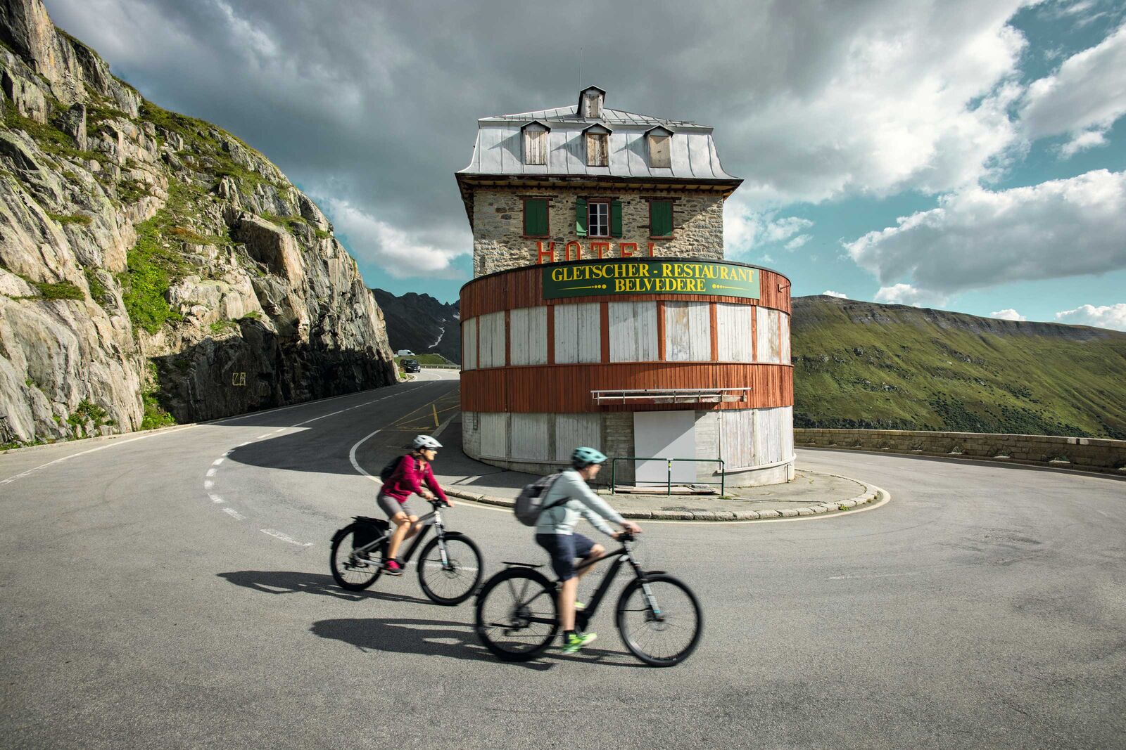 Rauschende Fahrt auf dem Furkapass, vorbei am Hotel-Restaurant Belvédère, in dem das Leben viele Geschichten schrieb. Das Restaurant ist auf unbestimmte Zeit geschlossen und bietet den Bikern leider keinen Platz für eine Verschnaufspause.