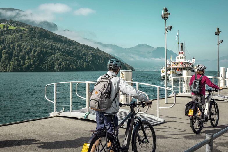 Wer nicht die ganze Tour radeln will, kann Teilstrecken fahren und dazwischen andere Verkehrsmittel nutzen. Die Anlegestelle in Brunnen am Vierwaldstättersee ermöglicht die Weiterfahrt per Schiff nach Flüelen oder zurück nach Luzern.