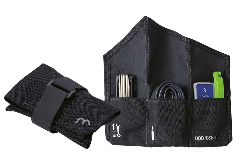 AUFGERÄUMTE SATTELTASCHE Eine E-Bike-Tour birgt viele wunderbare Erlebnisse, kann aber auch unangenehme Überraschungen parat haben: Spitze Steine und Scherbensplitter, lose Bremsen, ein nicht richtig eingestellter Sattel oder Lenker – so einiges kann dazu führen, dass sich das Bike nicht mehr sicher fahren lässt. Dagegen kann man sich wappnen. BBBcycling hat eine aufrollbare Satteltasche designt, die Werkzeug und Ersatzteile aufnimmt. Für eine bessere Übersicht besitzt die RollPack BSB-45 drei Fächer und lässt sich sicher und geräuschfrei unter dem Sattel verzurren. Ab Fr. 21.90  bbbcycling.com über shop.amslervelo.ch
