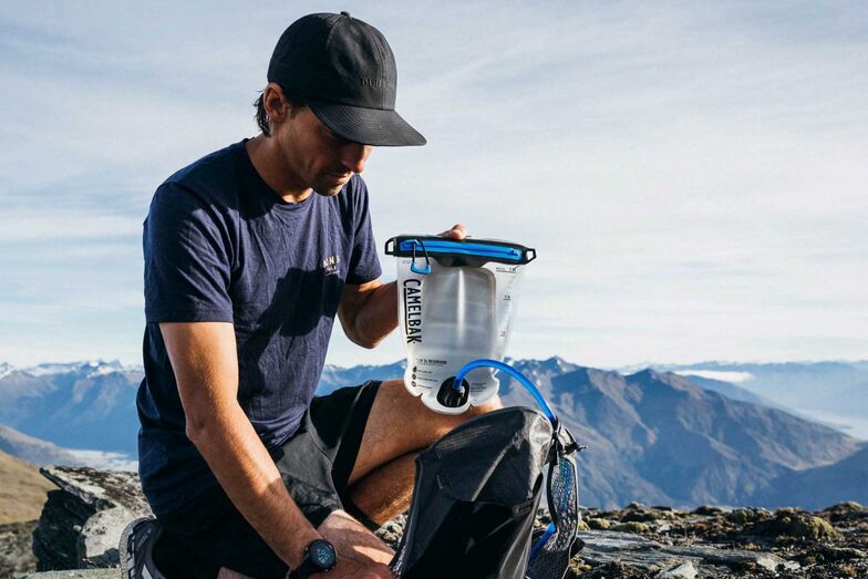 HANDLICHER DURSTLÖSCHER CamelBak hat sich mit ausgeklügelten, portablen Trinksystemen einen Namen gemacht. Diese ermöglichen eine unkomplizierte Flüssigkeitszufuhr, ohne dass Biker die Hände vom Lenker nehmen müssen. Nun hat das Unternehmen mit der leichten Trinkblase Reservoir Fusion 2l seinen neusten Coup gelandet. Dank der starren Rückenplatte erübrigt sich eine Zwischenplatte und macht das Reinigen einfacher. Die integrierte Hydroguard-Technologie hemmt das Wachstum von Bakterien in der Trinkblase und im Schlauch. Damit Trinkflüssigkeit auch auf einem wilden Downhill-Ritt nicht ausläuft, ist ein Auf/Zu-Hebel besorgt. Ab Fr. 65.90  camelbak.com über intercycle.com
