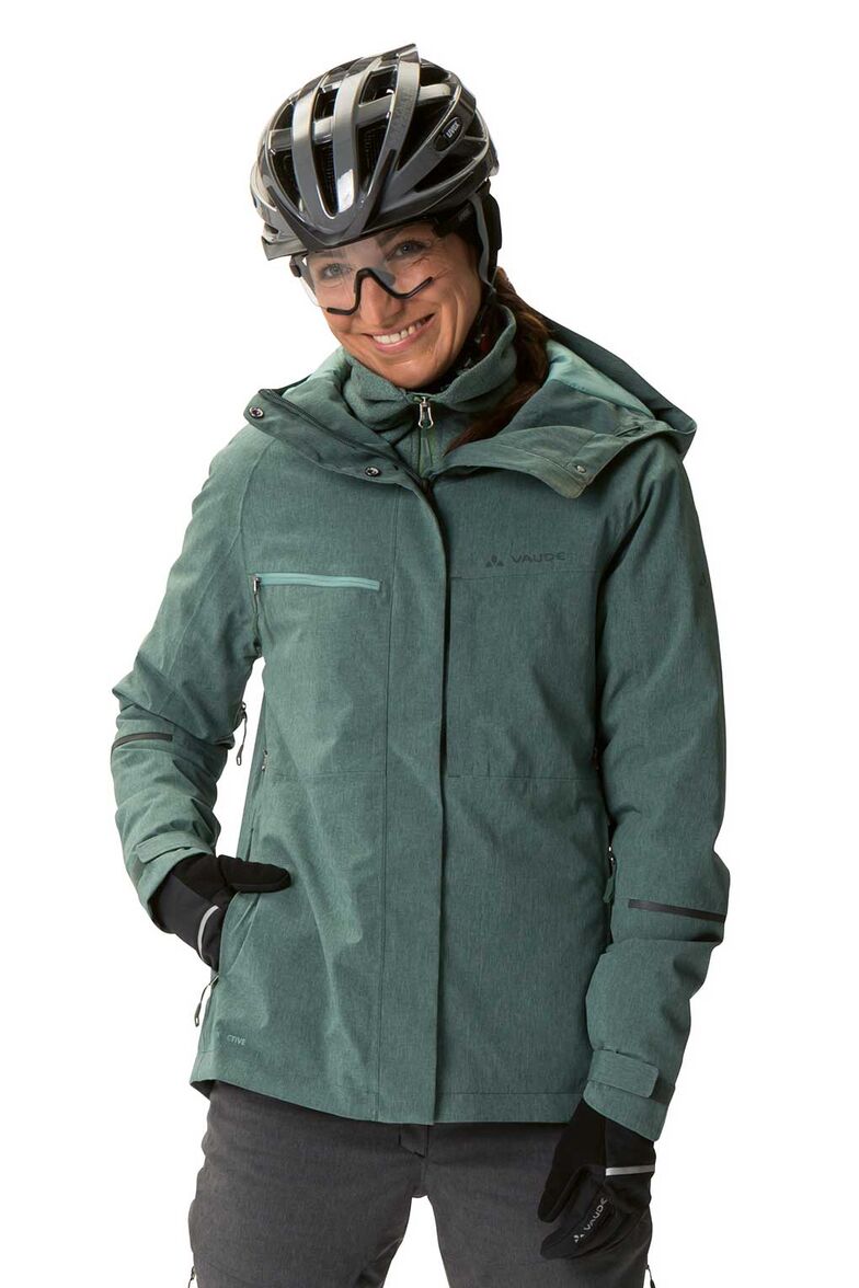 SCHLICHTER AUFTRITT Die Yaras Warm Rain Jacket ist schlicht designt und passt daher für den Arbeitsweg genauso wie für sportliche Touren. Sie ist wasserdicht, windabweisend und mit einer umweltfreundlichen und leichten Wattierung ausgestattet. Ab Fr. 300.– vaude.com