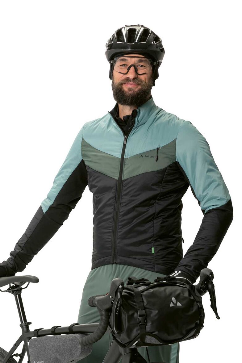 TROTZT DER KÄLTE  Mit der Kuro Insulation Jacket hat Vaude für den Winter eine sportive Isolationsjacke für Graveltourer herausgebracht. Die hochfunktionelle Velojacke schützt vor Wind, Dreck und frostigen Temperaturen. Der gerade Schnitt mit länger geschnittenem Rücken, die Isolationsschicht im Vorderbereich und die eng abschliessenden Armbündchen halten die Kälte ebenfalls vom Leibe. Das Oberteil ist aus überwiegend recycelten Materialien und klimaneutral hergestellt. Ab Fr. 210.– vaude.com