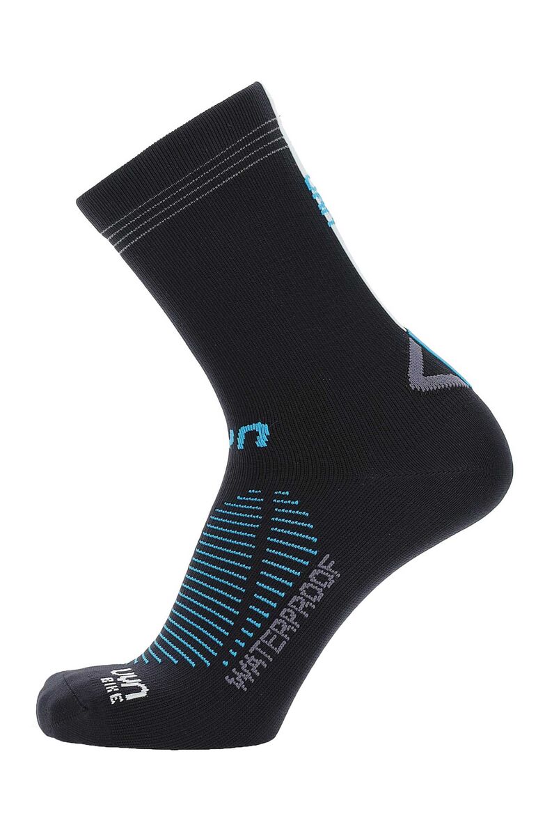 TROCKENEN FUSSES Wasserdichte Socken komplettie-ren die wintertaugliche Bikebekleidung. Das Modell UYN Waterproof 115 wird mit der Membrain-115-Membran hergestellt. Diese dünne Schicht verhindert das Eindringen von Wasser und Wind und sollte die Elastizität des Gewebes nicht einschränken. Der Socken ist einteilig und nahtlos konstru-iert, um Druck- und Scheuerstellen zu vermeiden. Aus Polyamid, mit Anteilen aus Polyester und Elastane. Ab Fr. 84.–  uynsports.com über fuchs-movesa.ch
