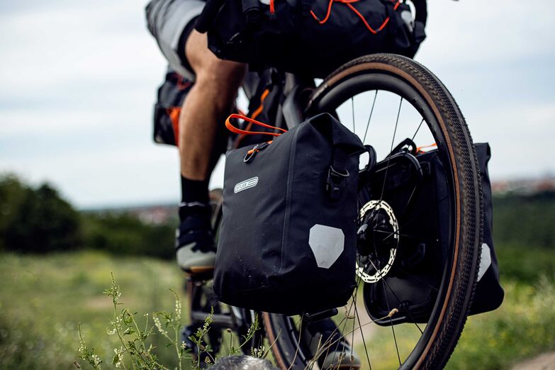 Taschen fürs Vorderrad von Ortlieb bieten zusätzliches Packvolumen. Kompakt verschnürt und nahe an der Längsachse sollte das Gepäck verstaut sein, wenn die Strasse zu Ende ist, der Weg aber noch nicht... Foto: www.ortlieb.com / pd-f