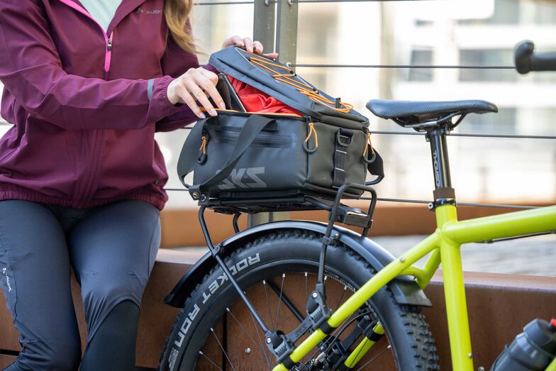 Perfekt zum Einkaufen oder für Bikepacking-Touren: Die SKS Velotasche «Infinity Topbag» der Marke Basil bietet viel Stauraum und hat gepolsterte Innenfächer. Mit einem Handgriff lässt sich die Tasche an allen Gepäckträgern mit Mik Adapterplatte befestigen. Foto: Kay Tkatzik / pd-f