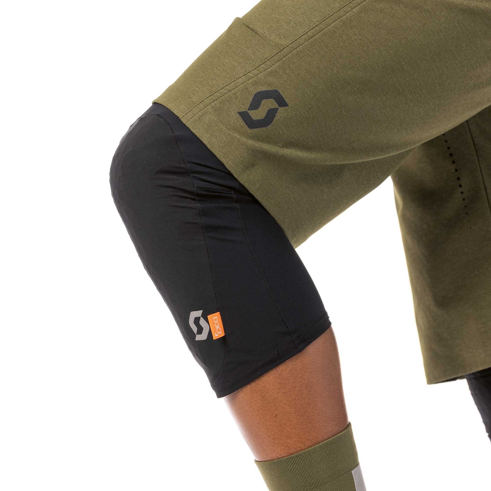 Must-have für Downhill-Fans: Das Westschweizer Unternehmen Scott preist ihren neuen Soldier Ghost als «komfortabelsten Knieschoner mit Level-1-Schutz-Zertifizierung» im Sortiment. Er ist sehr leicht, dehnbar und für die Einsatzbereiche Enduro und Trail entworfen. Das herausnehmbare D3O-Polster ist waschbar. Ab Fr. 80.–, scott-sports.com