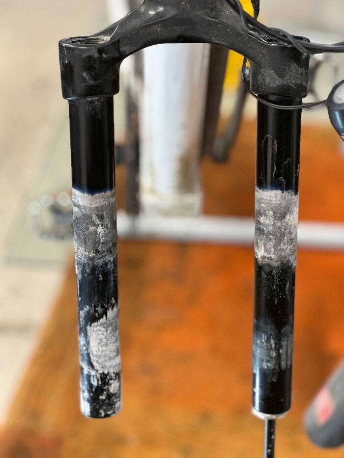 Die hohe Kilometerleistung und der Winterbetrieb haben den Standrohren am Aureus zugesetzt.