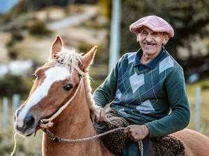 Titos Grossvater ist ein Gaucho, wie man ihn sich aus Filmen vorstellt: Seine Haut ist ledrig, sein Körper von der Arbeit auf dem Feld und mit den Pferden
