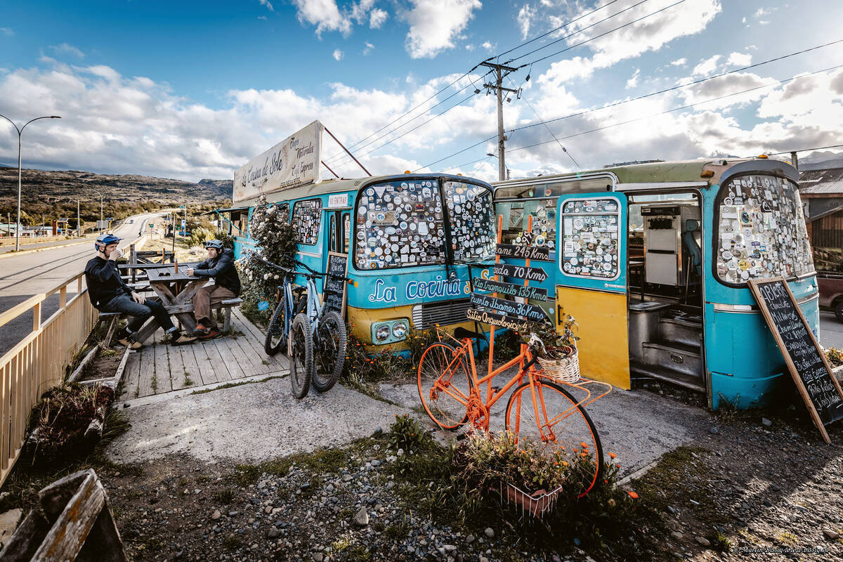 In Villa Cerro Castillo wartet ein Strassencafé in sesshaft gewordenen Bussen.