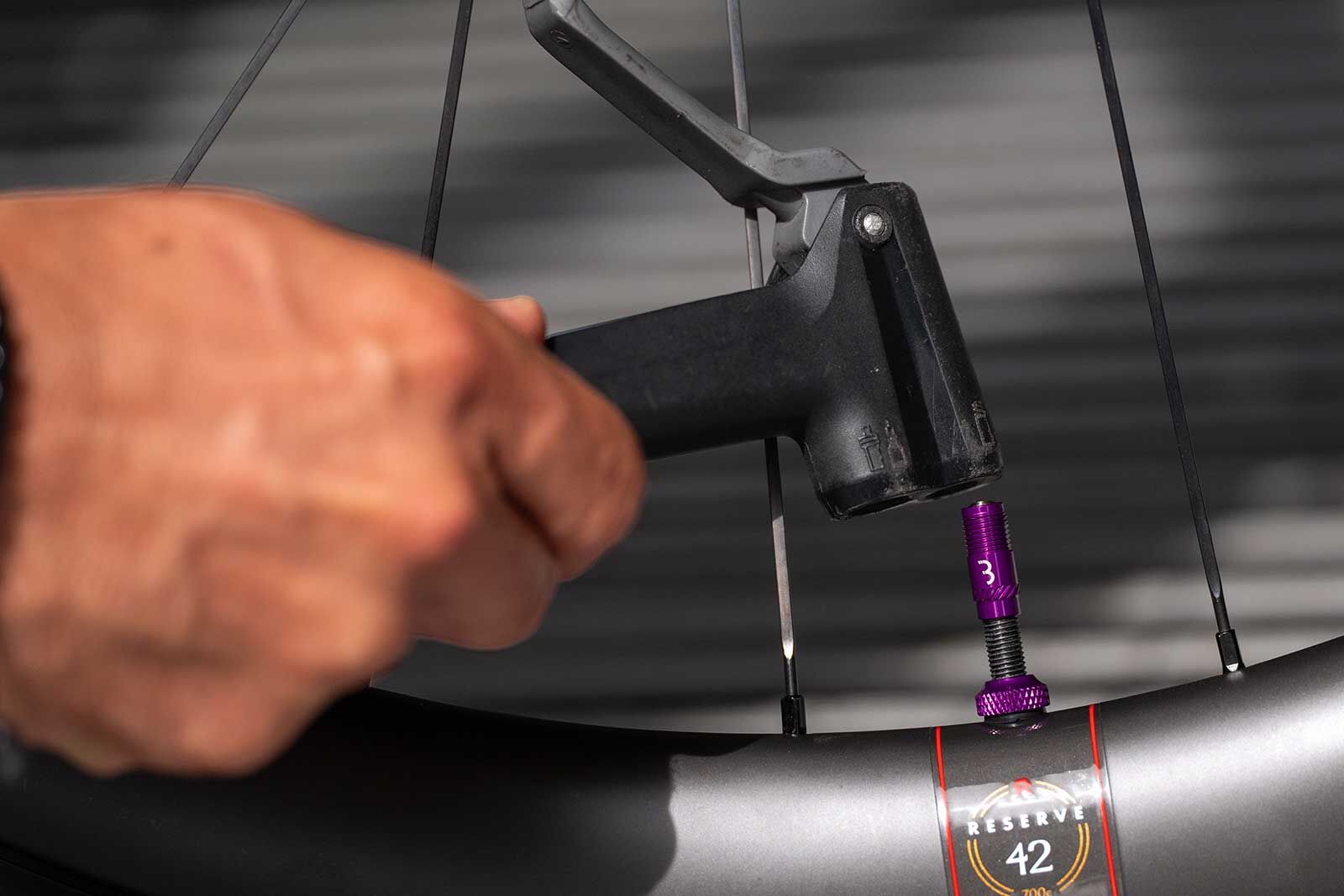 Von Werkstattarbeiten bis hin zu Reparaturen am Strassenrand: Die innovative interne Konstruktion maximiert den Luftstrom und erleichtert die Reifendruckanpassung.